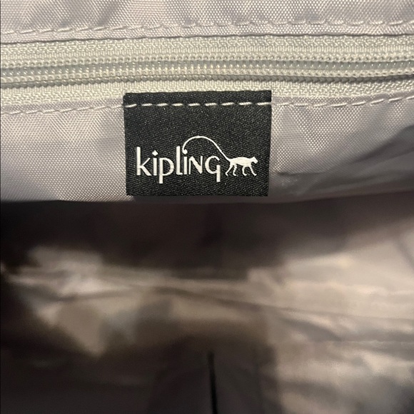 LIKE NEW, KIPLING SIDNEY KISSING FLORAL MESSENGER STYLE BAG - Picture 7 of 7